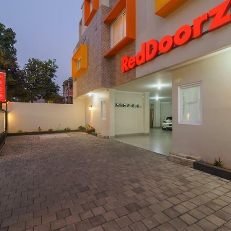 RedDoorz near Taman Makam Pahlawan Cikutra Hotel Bandung Bagian luar foto