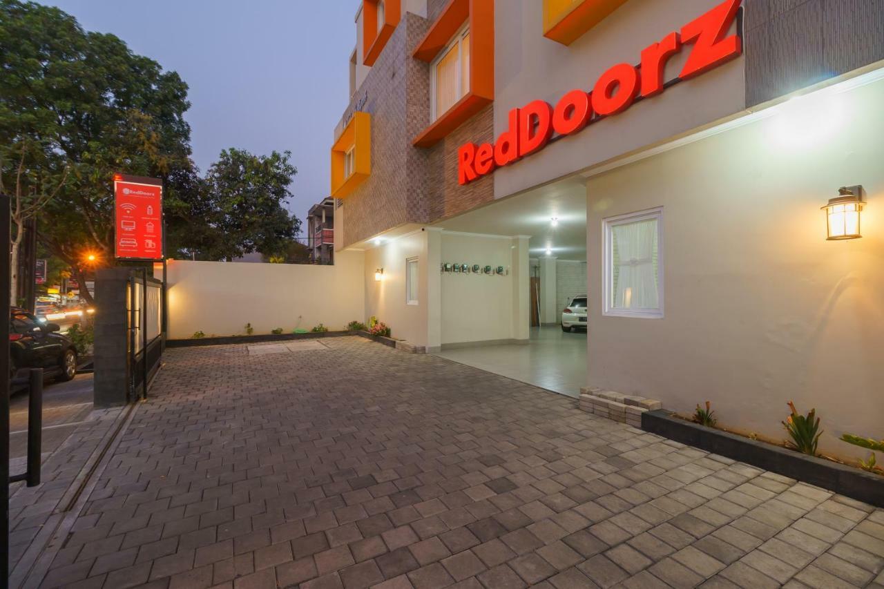 RedDoorz near Taman Makam Pahlawan Cikutra Hotel Bandung Bagian luar foto